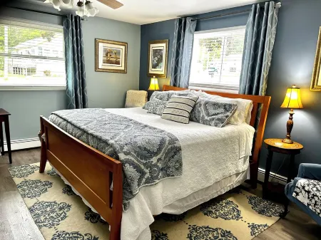 Huge home, sleeps 12, Newly remodeled, perfect for large groups NO PROM PARTIES Отели в г. Комо