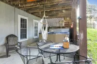 Fun and Open Space Near Everything - Pool table, Hot Tub in Williamsburg