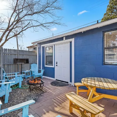 Downtown Berry Bungalows - 2 Single Family Homes w/Fenced Yards, AC, W/D, Wi-Fi