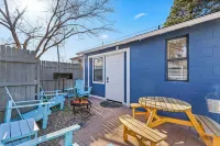 Downtown Blueberry Bungalow w/AC, Fully Fenced Yard, 3 Smart TVs, W/D, Fast WiFi - บังกะโล