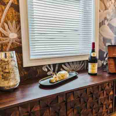 The Inn at Newton Highlands, Suite 2, Apartment-Hotel Dining/Meeting Rooms