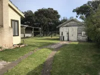 Walk to everything!  Beach house backs onto parkland and 700m to the footbridge. Hotel in zona Blackball & Basket Mini Golf