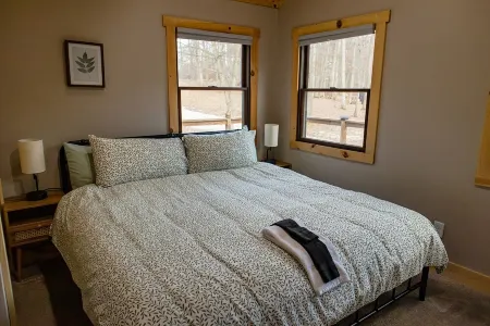 Secluded Cabins on Private Stocked Pond Hot Tub. Ping Pong. Arcade. Master Suite