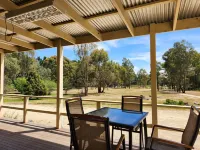 Peppin Pines Retreat -A Private Oasis, acreage with lake views and room to move! Hotels in Bonnie Doon