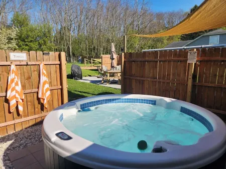 Private Hot Tub, Outdoor TV, near Downtown & Lake Michigan Beaches!