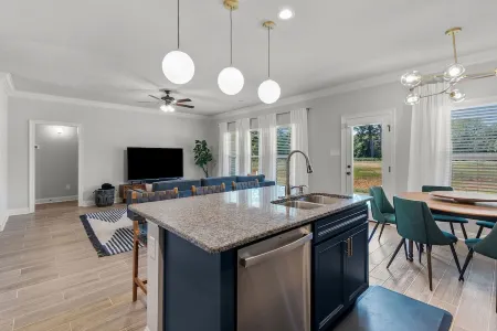 Modern 3 Bed/2 Bath in Haughton Отели в г. Хотон