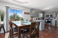 ⭐️ Luxe Paradise ⭐️  3 King Beds ✅  Fast Wifi ✅  Free Parking Hotels in Raymore