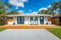 Coastal chic - minutes to beach, shopping, dining