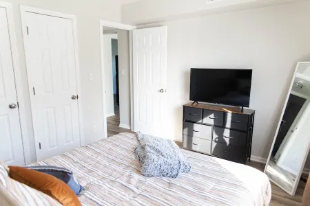 Cozy modern midterm stay/medical discount/fastWiFi Отели в г. Гранд-Рапидс