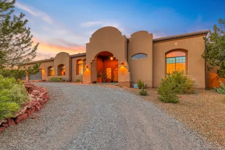 Sedona Bliss Estates - Modern Cowboy - Hot tub Отели рядом с достопримечательностью «Хорсин Араунд Адвенчерс Седона»