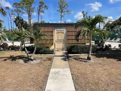 Beautiful Townhome with private patio / swimming pool and pet friendly !