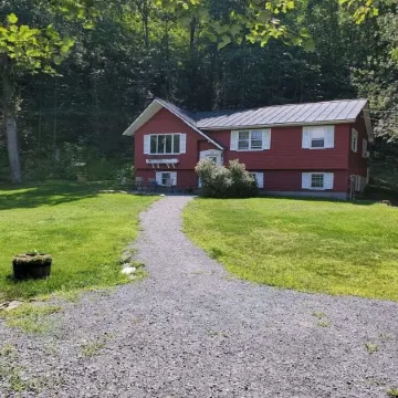 Perfect Lake or Mountain Getaway Less Than 5 Minutes Away