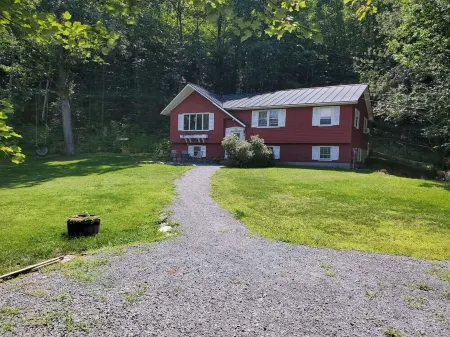 Perfect Lake or Mountain Getaway Less Than 5 Minutes Away