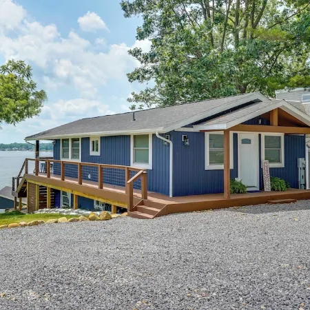 LAKEFRONT LUXURY HAVEN: LAKE HOME ON APPLE VALLEY LAKE IN OHIO w/ PRIVATE DOCK