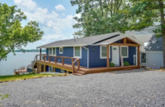 LAKEFRONT LUXURY HAVEN: LAKE HOME ON APPLE VALLEY LAKE IN OHIO w/ PRIVATE DOCK