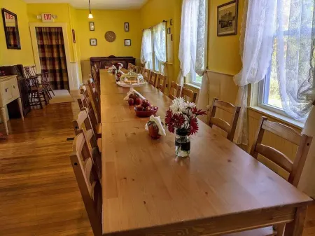 Historic 7Br/7BA White Mountains Estate – Spacious Retreat Отели в г. Джефферсон