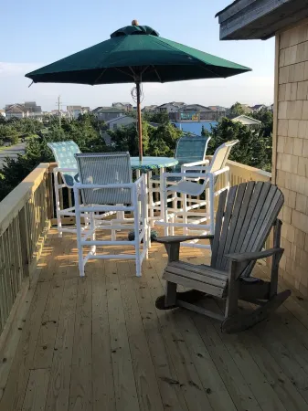 4 BR Oceanside easy beach access - home feeling!