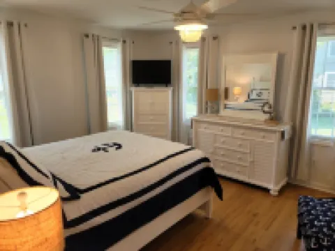 Water View " THE PIPERS NEST " - minutes to the beach, located in Snug harbour !