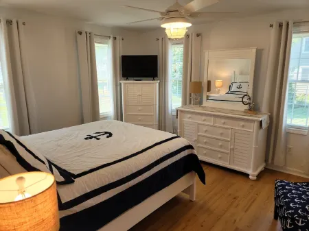 Water View " THE PIPERS NEST " - minutes to the beach, located in Snug harbour !