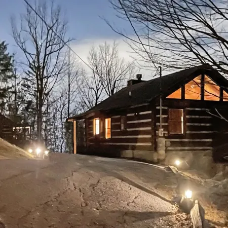Cozy Log Cabin~Great for Couples~Mountain Views~Hot Tub