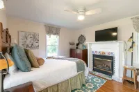 Garden Studio on Main - A perfect combination of modern amenities & convenience