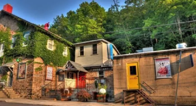 In Town Loft Apartment in 19th C Stone Wireworks Factory (2000+ sq ft)