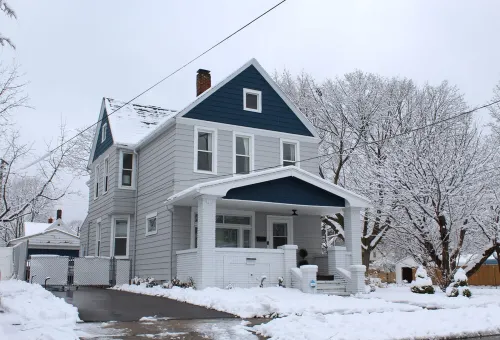 Crisp 2 bedroom upstairs apartment in historic duplex