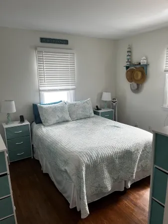 Beach bungalow - 1.5 blocks to the beach - outdoor shower!