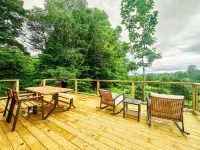 Charming 1810 farmhouse on 24 acres w/ gorgeous mountain views, 2 bedrooms &WiFi