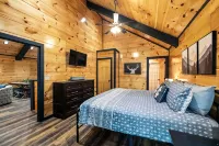 Brand New Cabin-No Curvy Roads-Right off the Pkwy-Hot Tub-Close to Dollywood!