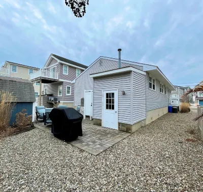 Avalon 3Br Bayside Retreat: Sleeps 7, Large Porch, Outdoor Shower & Grill Pavilion 2附近的飯店