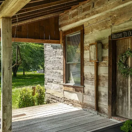 Remodeled Cabin, with creek, super close to Nashville