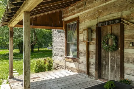 Remodeled Cabin, with creek, super close to Nashville