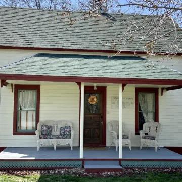 Restored 1909 2 Story Farmhouse minutes from Hamilton