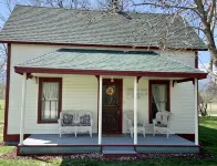 Restored 1909 2 Story Farmhouse minutes from Hamilton