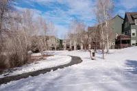 Updated Townhome w/ Deck, Lake & Mountain Views, 18 mi to Aspen, Dog Friendly!