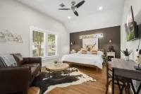 1930s Home, King bed, sleeps 8, Gameroom, walk to Main St