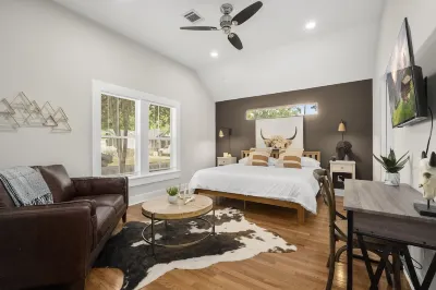 1930s Home, King bed, sleeps 8, Gameroom, walk to Main St Hotels near Tomball Parkway Plaza