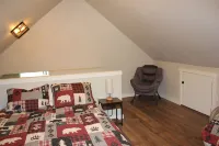 Cozy Bears Den Cabin just off Lake Kokanee