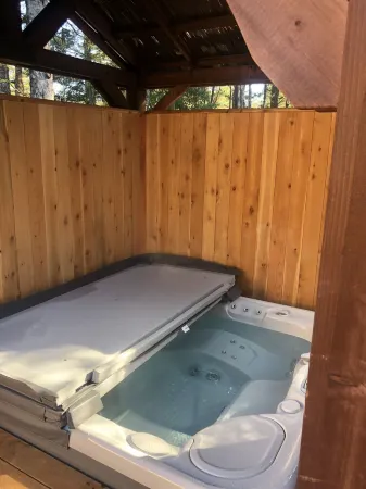 Gorgeous Oak & Cedar House 1/2 Block from Manzanita Beach!