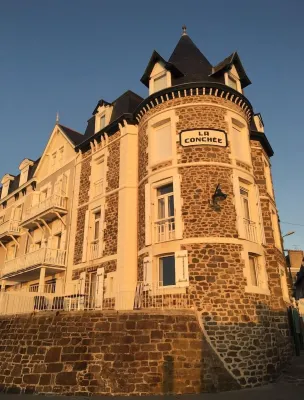 EXCEPTIONAL SEA VIEW WITH LARGE TERRACE ON THE BEACH Hotels in Paramé