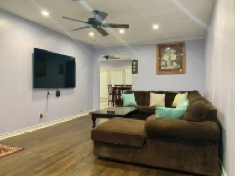 Peaceful Home 10 minutes to Downtown, Shopping mall, Restaurants and Night Clubs