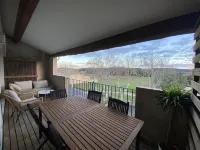 T4 Bord Canal du Midi, Piscine Hotels in Homps