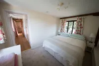 Luxury Country Cottage with Access to Swimming Pool