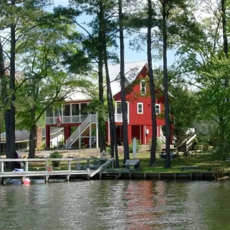 Lake Marion's Big Red House. W/ Dock and Kayaks. Pet Friendly please read policy
