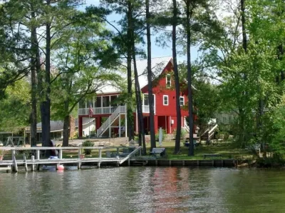 Lake Marion's Big Red House. W/ Dock and Kayaks. Pet Friendly please read policy