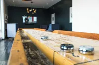 Lavish Apartment in the Heart of Downtown! Pool, Gym, King Bed, Coffee Bar!