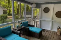 10 minutes to Ocean/beaches, stylish, inviting home on a quiet tree-lined street