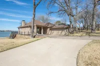 Beautifully Updated Family Getaway on Cedar Creek Lake