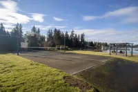 Sunset Lake Retreat@ Lake Tapps-Lakefront, Spacious, Sports Court, Kayaks